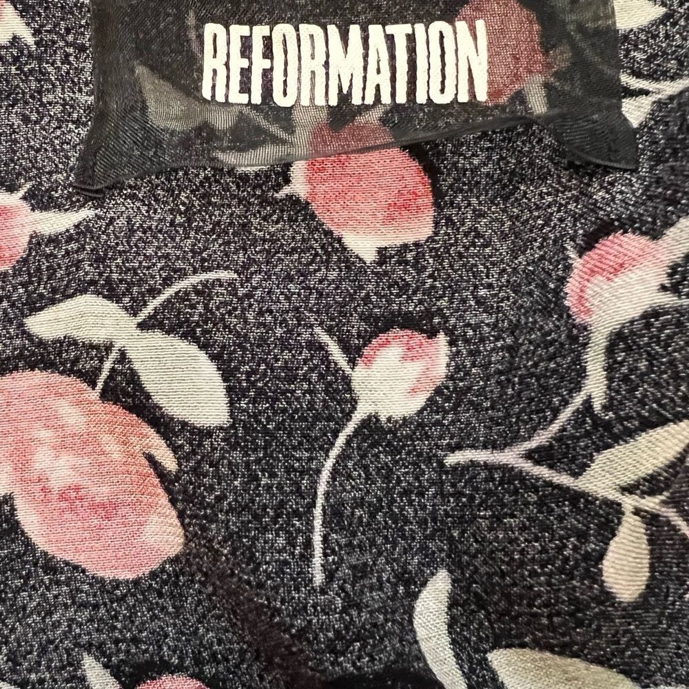 Reformation off the shoulder blouse black with rose pattern size XS EUC - Picture 8 of 10